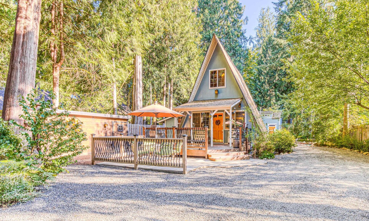 Marmot Cabin | Adorable A-frame cabin withnearby river access, game room, wood stove, firepit