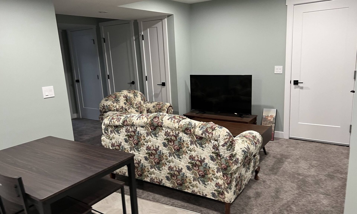 Saskatoon Ski Chalet | Adorable And Cozy 2 Bedroom Space @ Brighton
