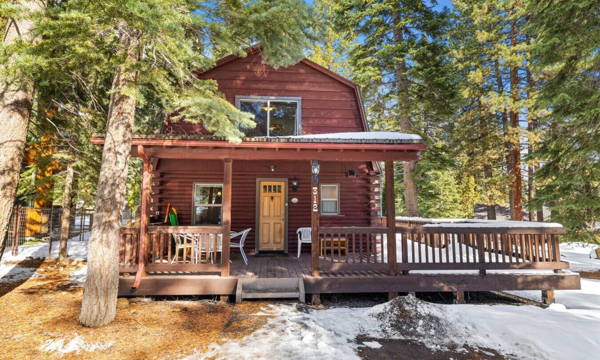 Tahoe Vista Cabin | Adorable Cabin 5-min walk to beach! Dog friendly!