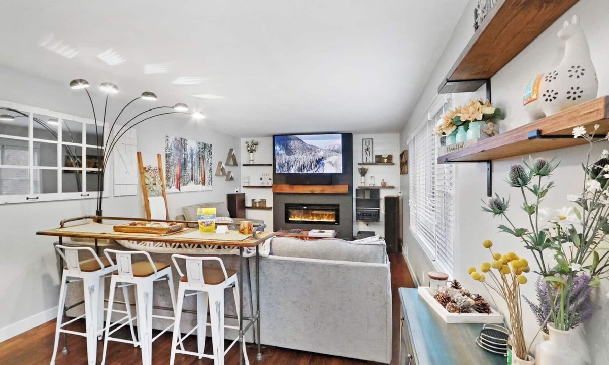 Manhattan House | Adorable & Charming Single-Family Home!