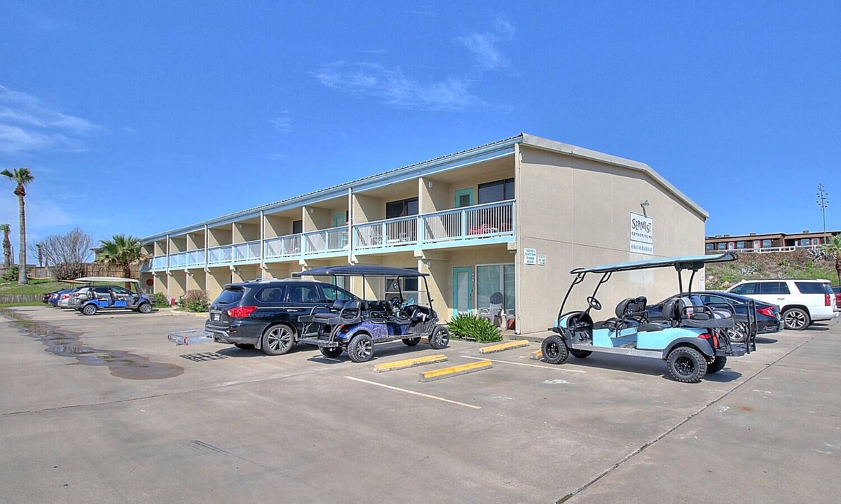 Port Aransas Condo | Adorable condo with beach access and community pool!