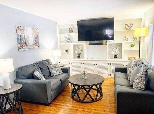North Greece House | Adorable&Cozy Suburban Home Mins from Dwtn/Airport