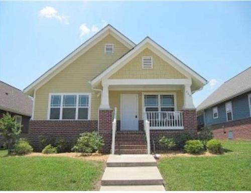Spencer J. McCallie House | Adorable Downtown Cottage