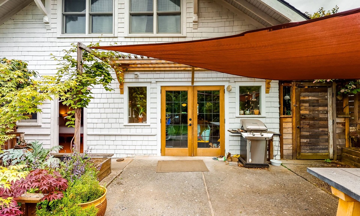 Stadium District Apartment | Adorable getaway for two with a shared backyard, kitchenette, & free WiFi