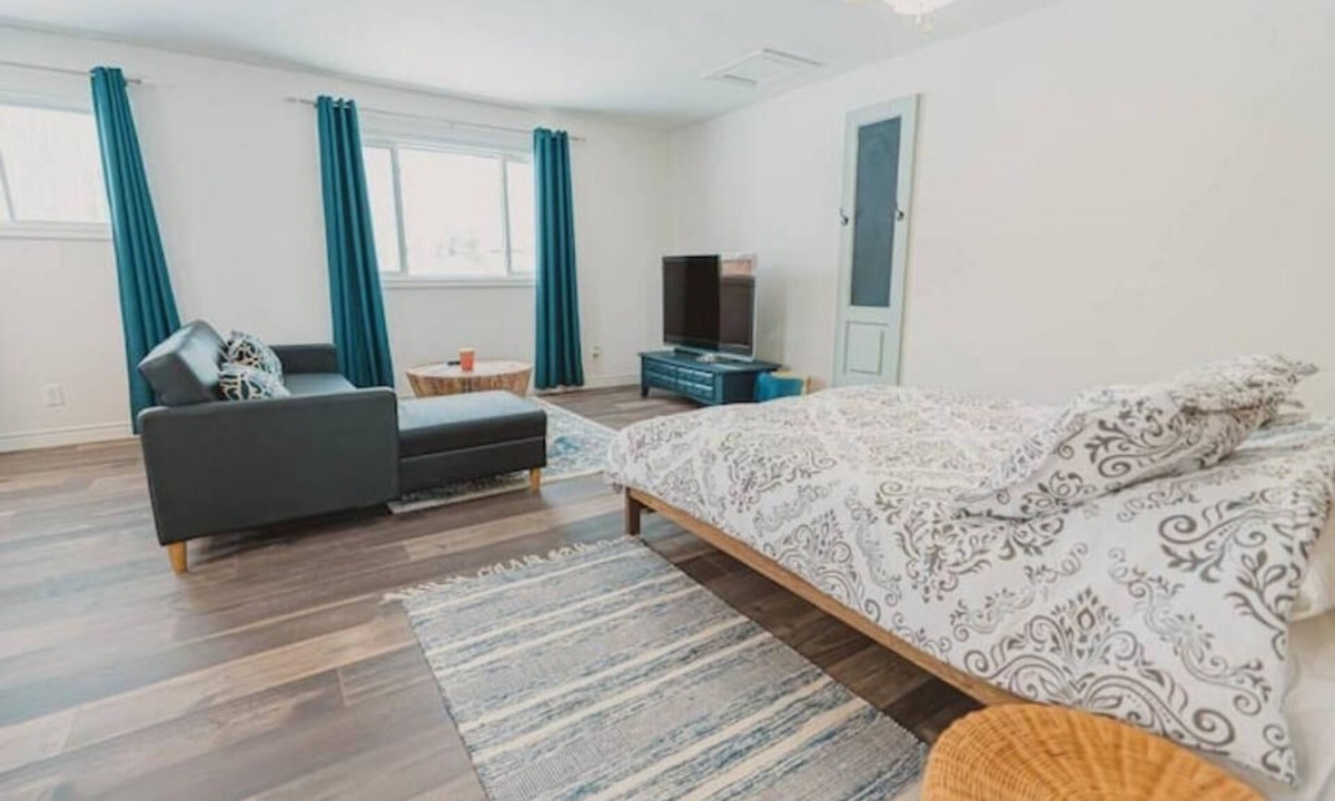 Town of Essex Apartment | Adorable Guest House near EPIC Wineries!