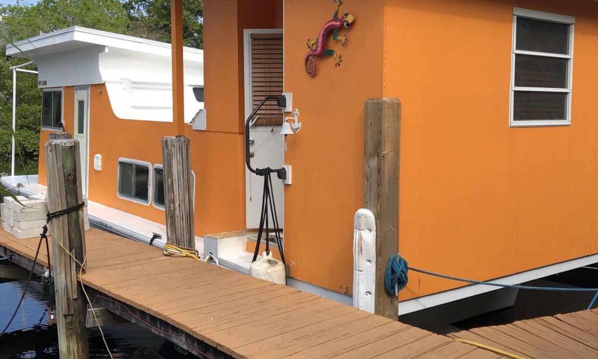 Sailboat Bend Boat Rental | Adorable Houseboat on the river
