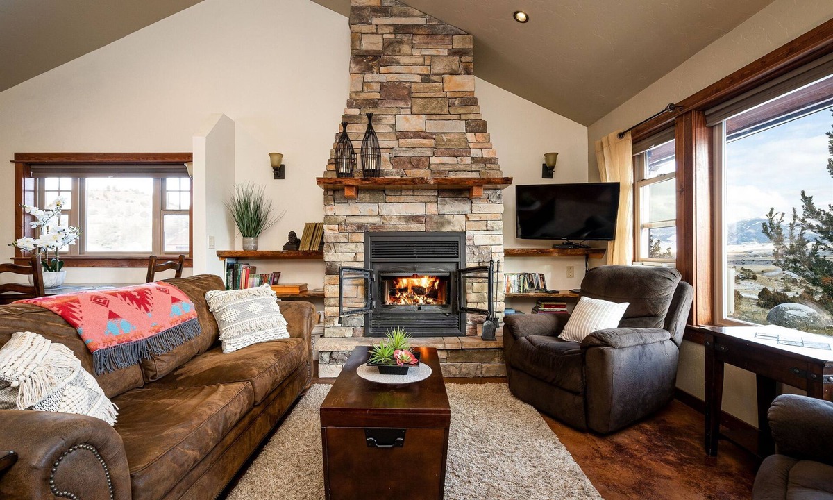 Emigrant Cabin | Adorable Montana Cabin by Yellowstone!