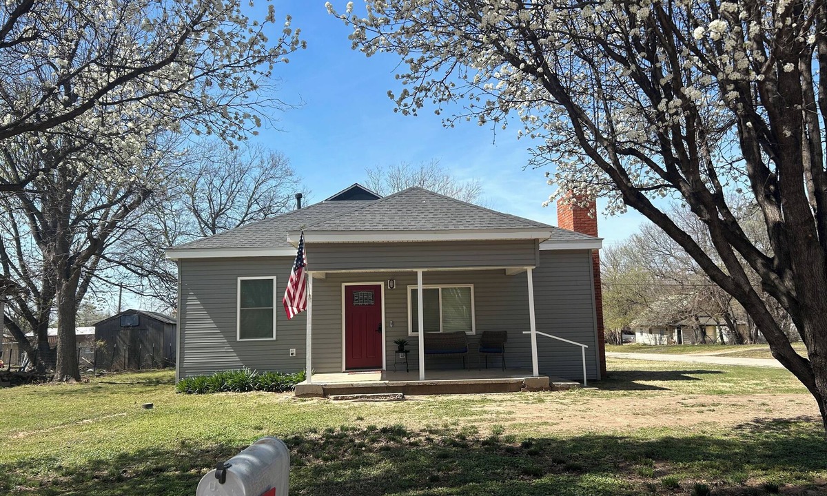 Tonkawa House | Adorable New Remodeled 3BR 2 BA quiet neighborhood!