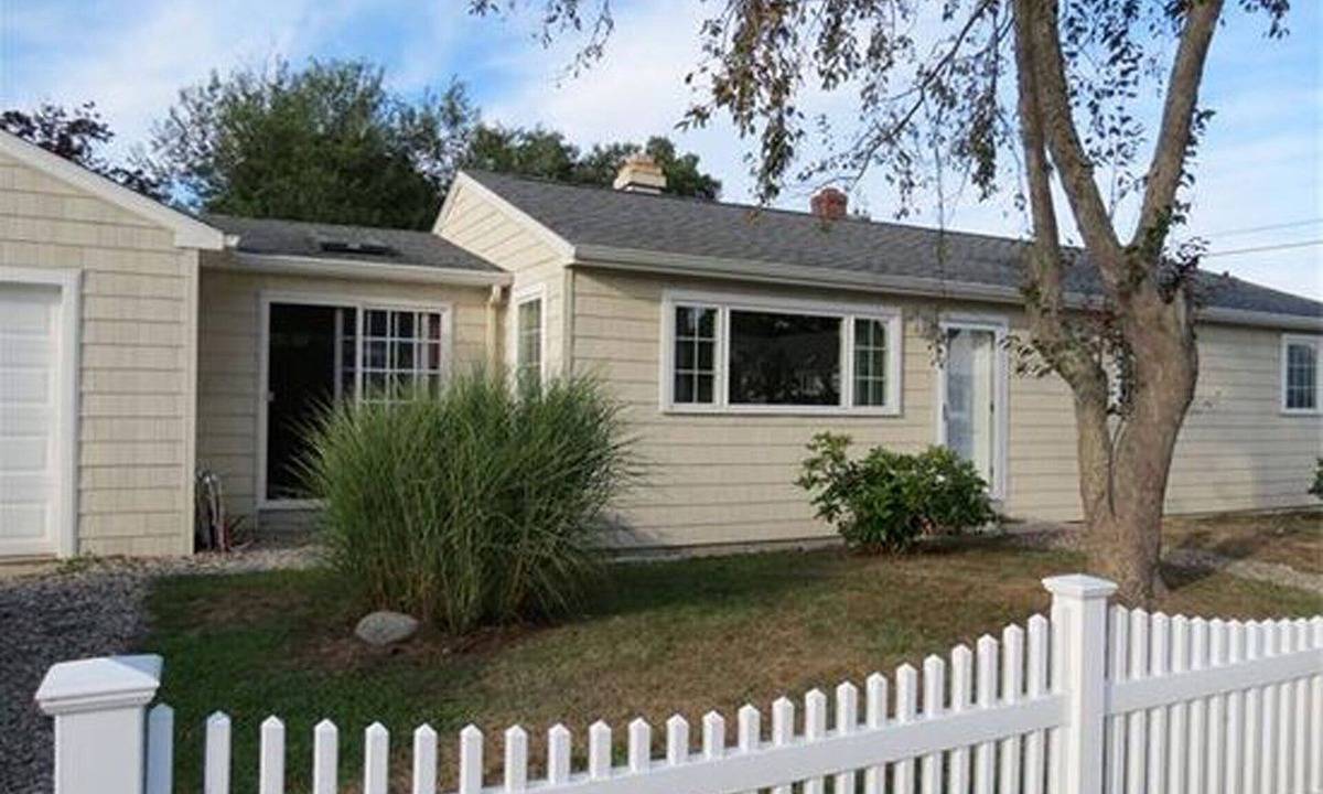 Old Saybrook House | adorable ranch in beach community