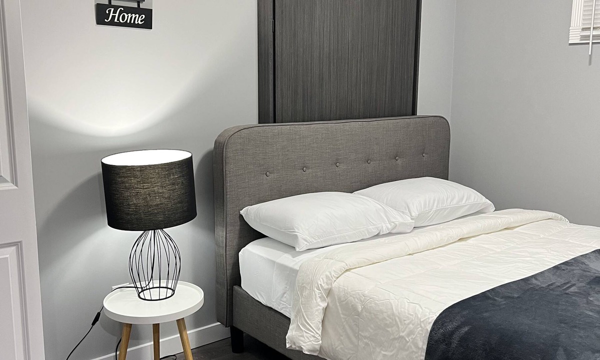 Regina House | ADORABLE & SERENE ONEnBEDROOM SUITE!