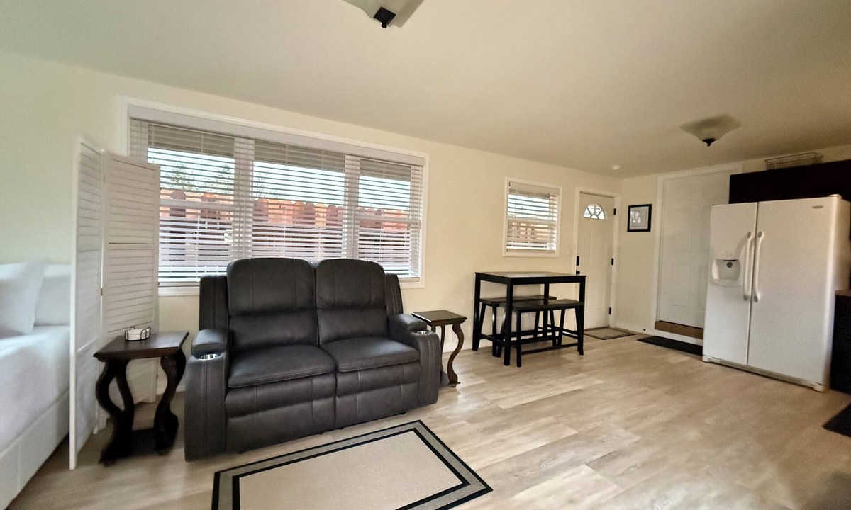 Cottage Grove Apartment | Adorable studio with full kitchen, bath, and laundry