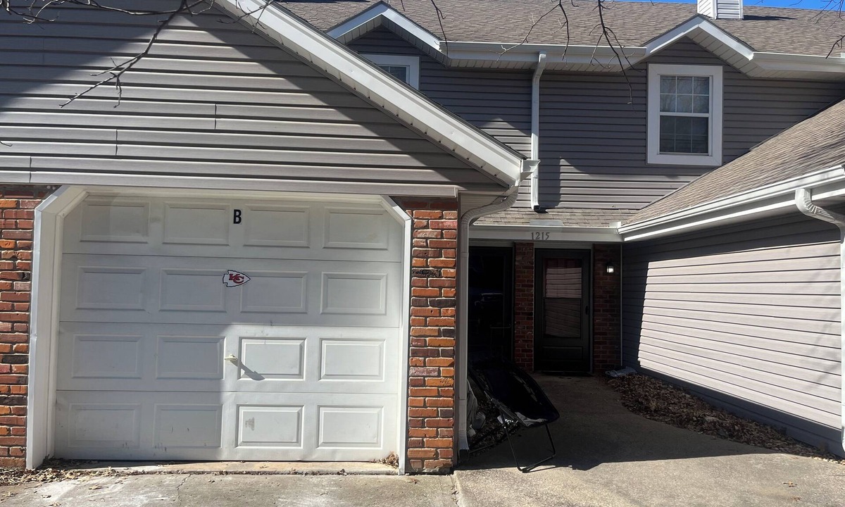 Blue Springs House | Adorable townhome with in Blue Springs 10 Miles from GEHA STADIUM