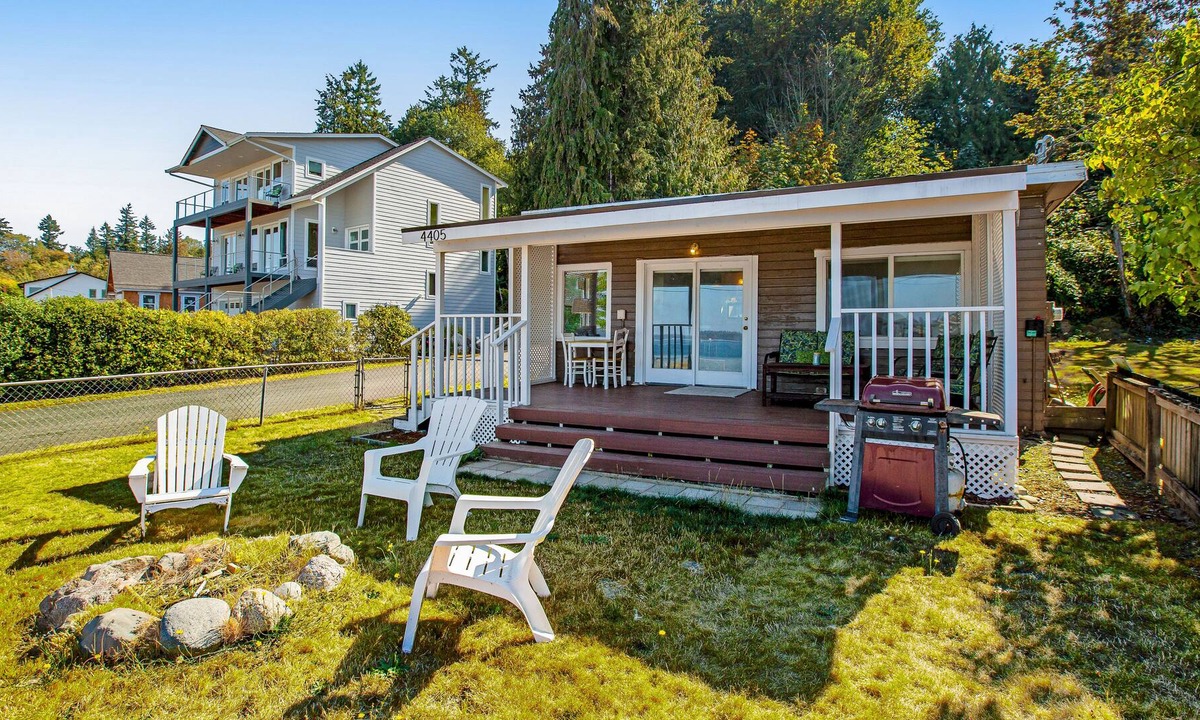 Retsil Cottage | Adorable waterfront cottage with a full kitchen, firepit & washer/dryer