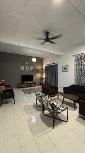 Kampung Pantai Batu Hitam House | Adrabayu's Homestay