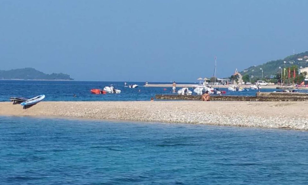 Cove Tri Zala (Zrnovo) House | Adriatic Guesthouse Balota With Shared Pool