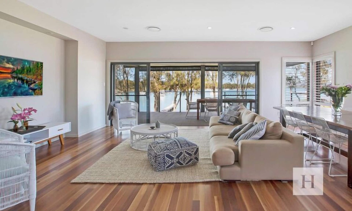 Summerland Point House | Adrift - Waterfront entertainer with Shared Jetty!