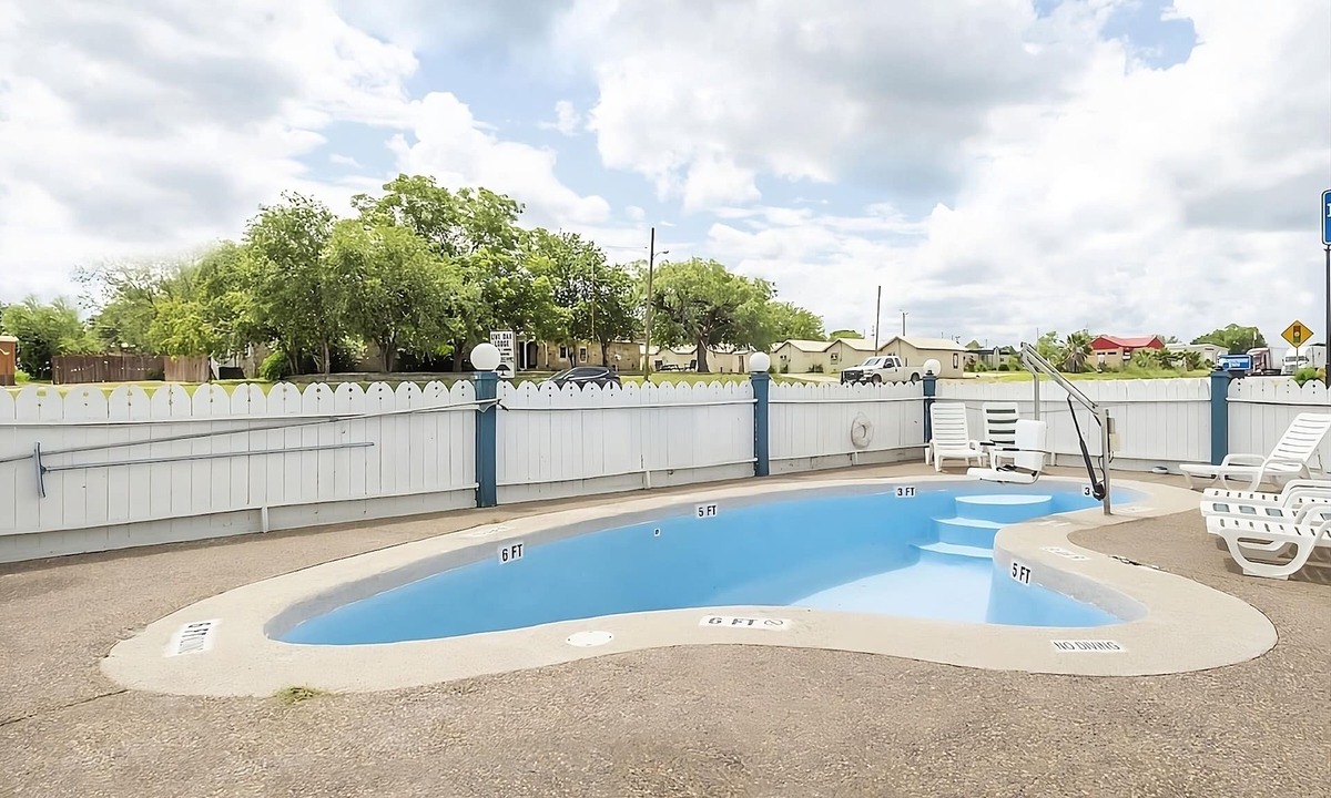 Three Rivers House | Adventure In the Outdoors! Outdoor Pool, Onsite Dining, Free Parking!