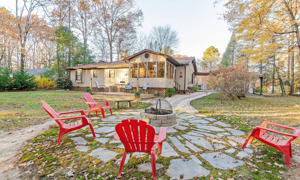 Asheboro House | Adventure Lodge - Workers Welcome Convenient & Clean