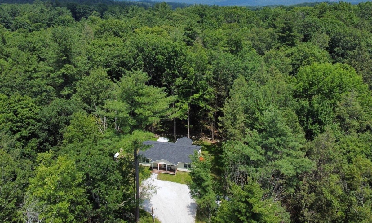 Great Barrington House | Adventure Ready Ranch Sleeps 10 & 0.7 mi to GB Main St. Wi-Fi + HOT TUB.