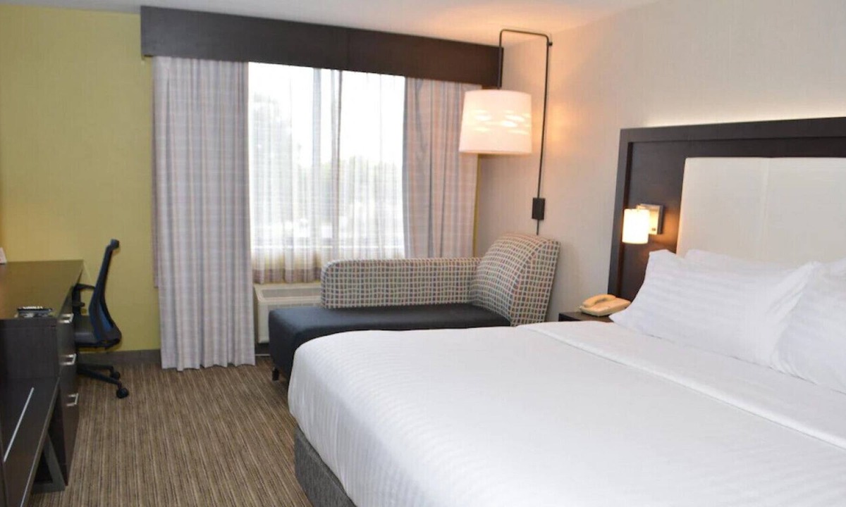 Waterville House | Aesthetically Pleasing Room for Your Holiday!