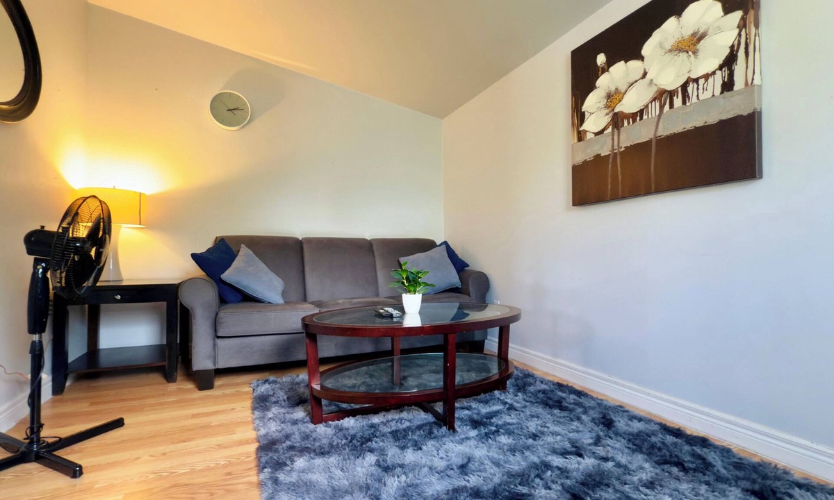 Bridgeview House | Affordable 1BHK close to Riverside, Casino, University & USA Border.