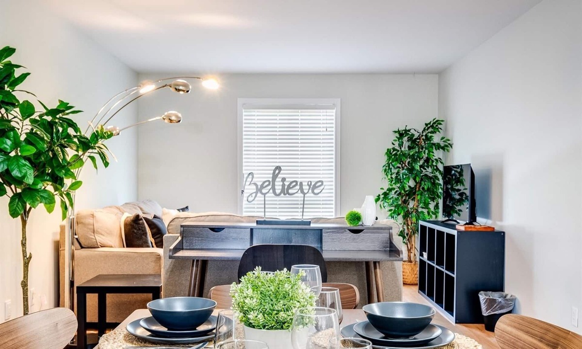 Leamington Apartment | Affordable 2BR Apt | Sleeps 6 | Fast WiFi + Parking