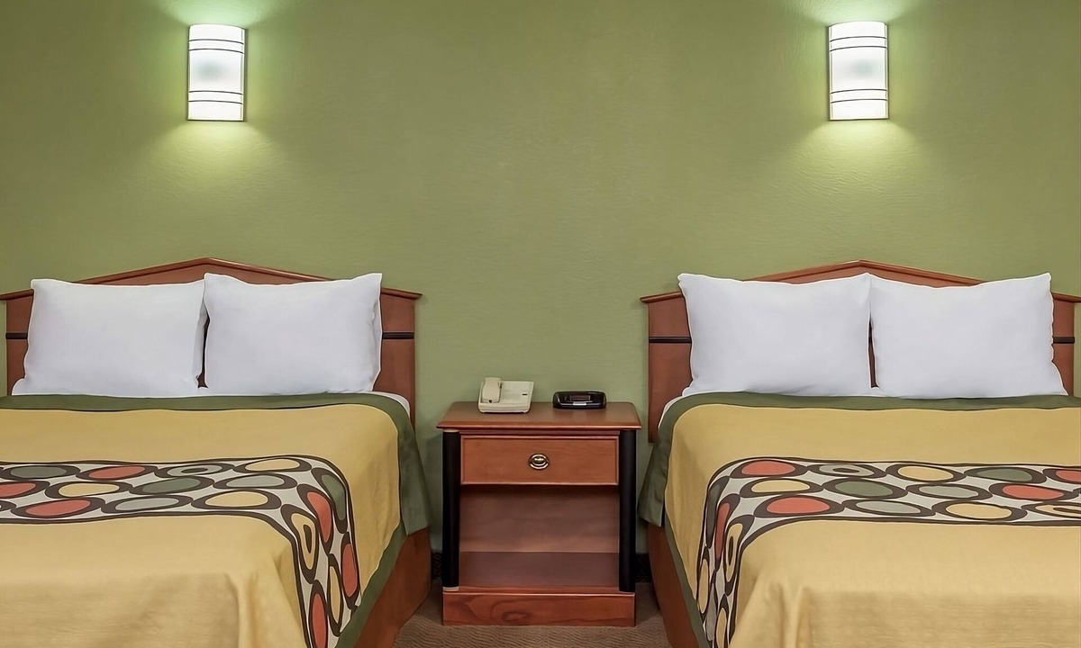 Austin Ave. Hotel | Affordable and convenient unit in Knights Inn Franklin Ave Waco, Parking, Pet-Friendly! Near Cameron Park & Zoo