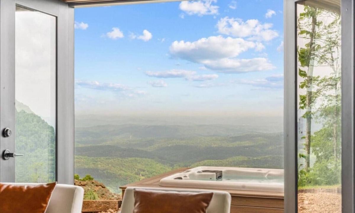 Jasper House | Affordable Arkansas Grand Canyon View with Hot Tub