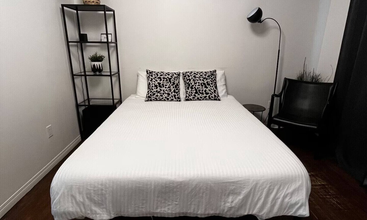 Winnipeg Apartment | Affordable Bachelor Near HSC & Downtown