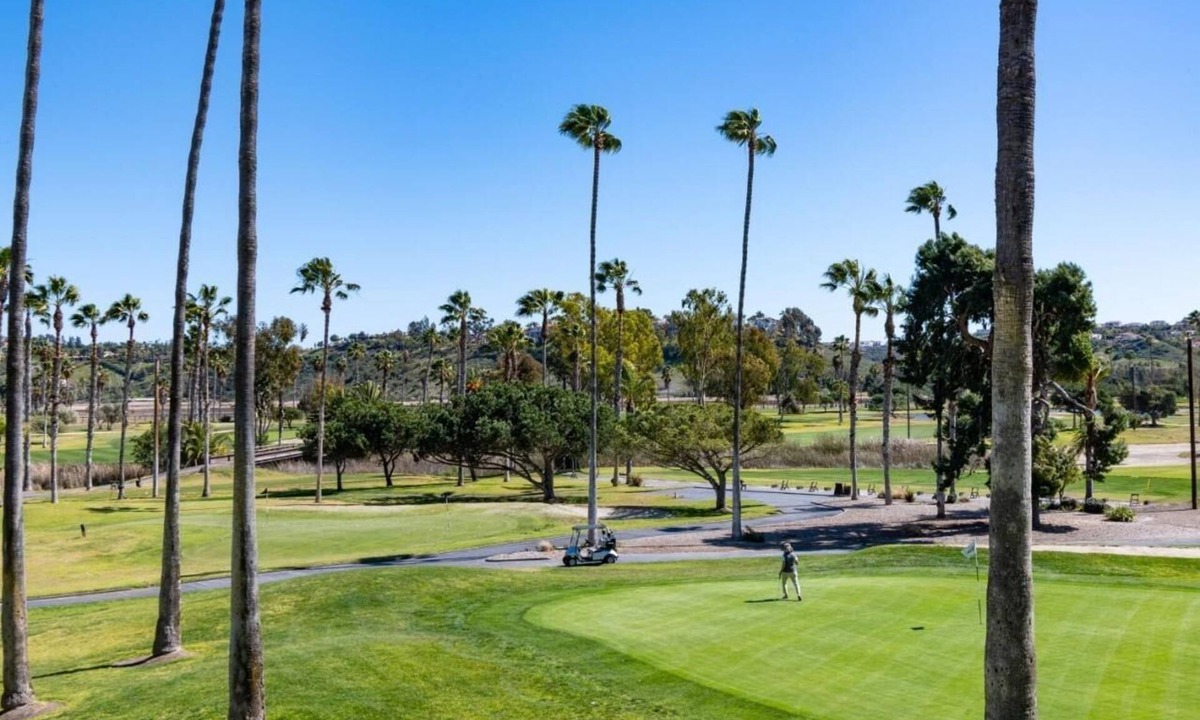 Rancho Santa Fe Hotel | Affordable Club King Fireplace Stay w/Spa & Pool