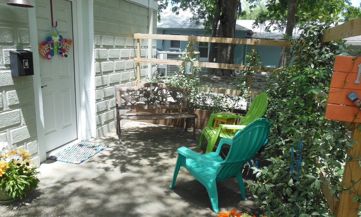 Downtown Historic District Apartment | Affordable, Funky & Fun in the center