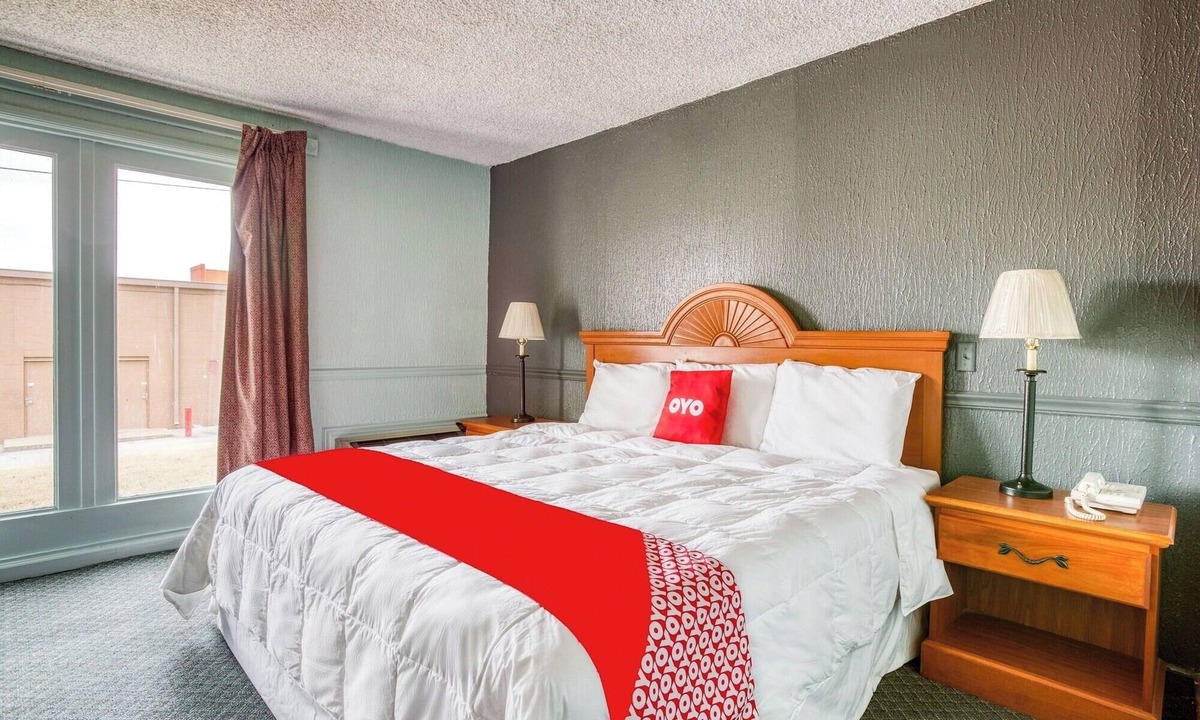 South Tulsa Hotel | Affordable King Bed Stay Close to Mohawk Park Fun – Only 11 Miles Out