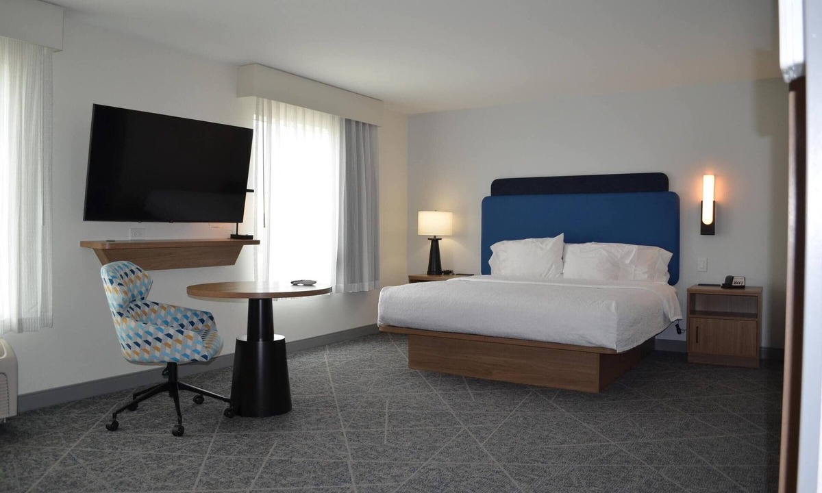 Tomball Hotel | Affordable King Bed Suite w/On-site Pool