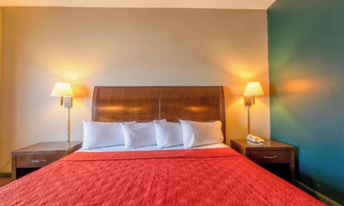 Jonesboro Hotel | Affordable King Suite with Easy Highway Access and Near Crowley’s Ridge