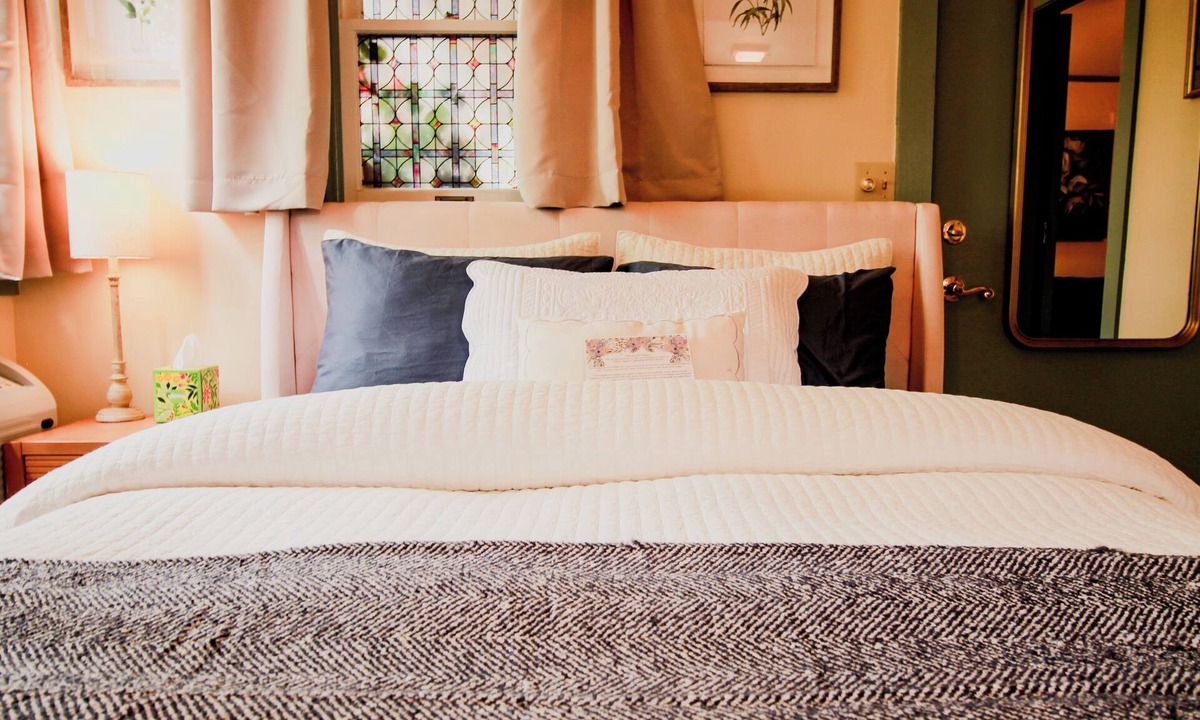 Eureka Springs Historic District Bed & Breakfast | Affordable Luxurious Suite in Historical Eureka Springs B&B -The Blue Rose Suite