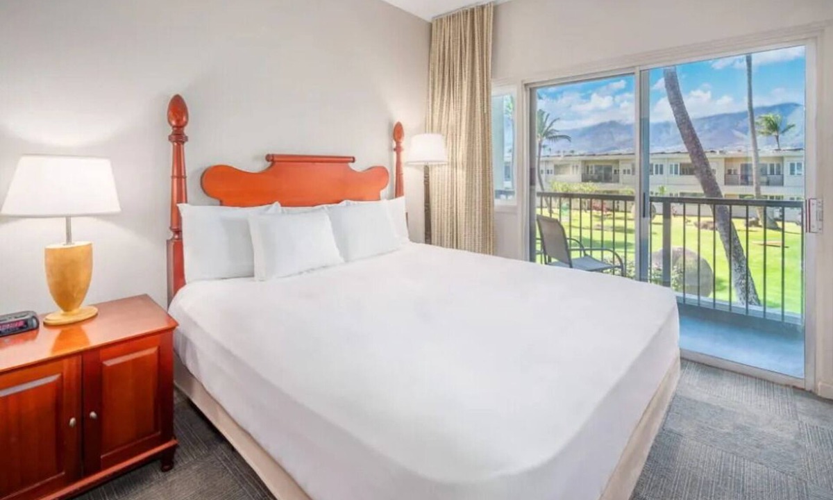 Kahului Hotel | Affordable Oceanfront Stay! Outdoor Pool, Pets are Allowed