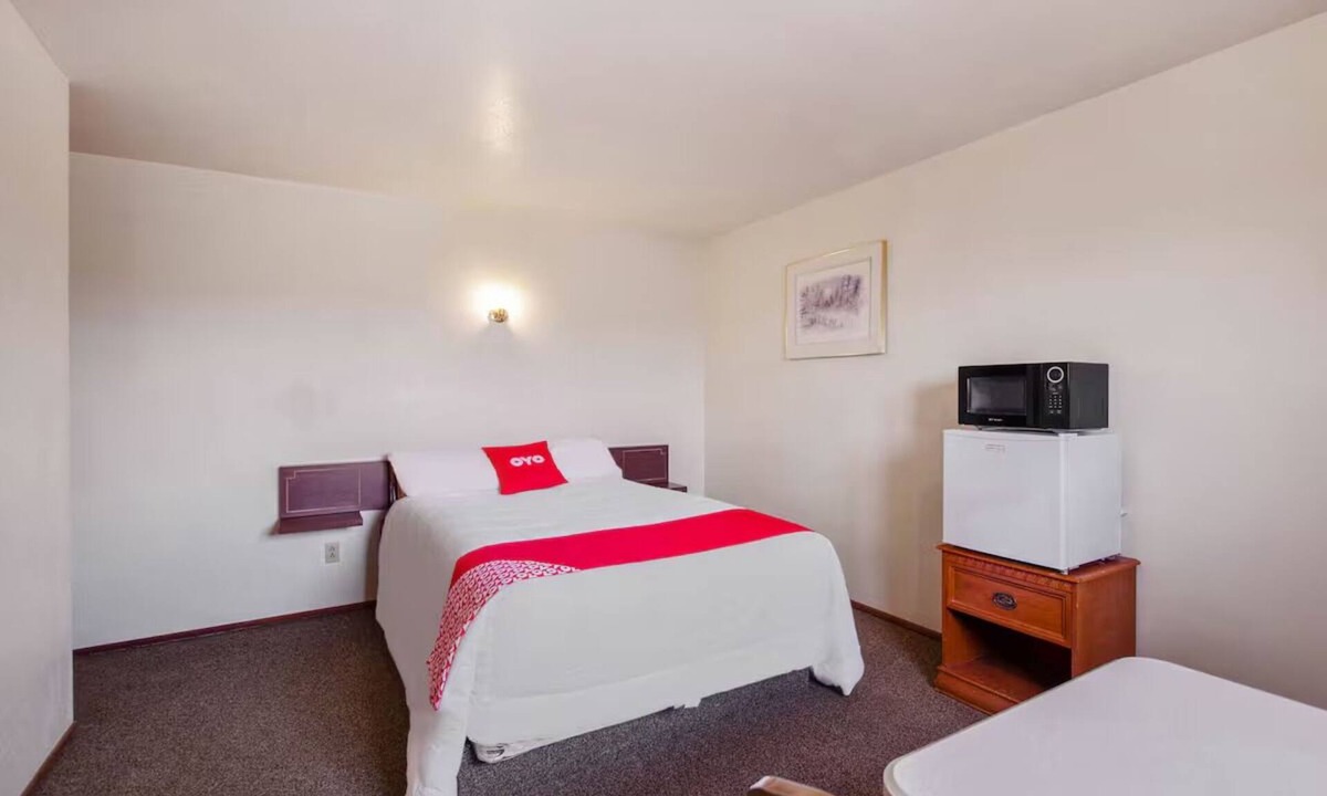 Cheyenne Wells Hotel | Affordable Queen Room Perfect for Eastern Colorado Road Trips
