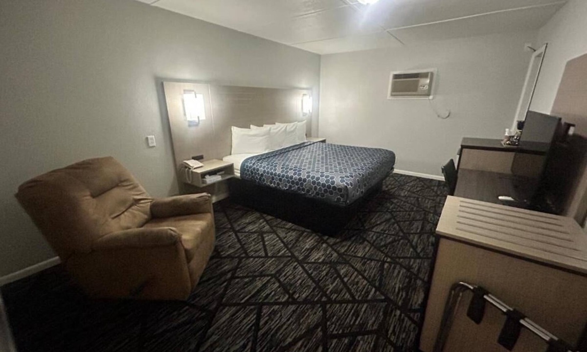 Oskaloosa Hotel | Affordable Room Minutes from Outdoor Adventures & Parks
