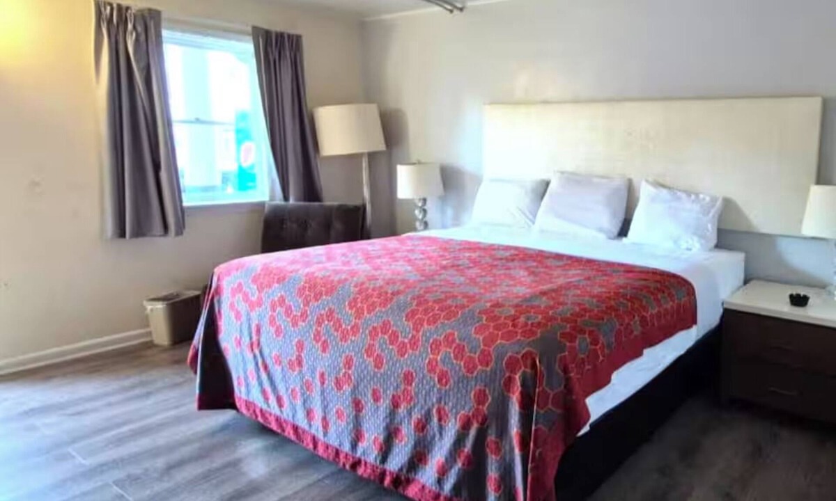 South Holland Hotel | Affordable Room Near I-94 w/Free Parking | Green Lake - 1.9 miles away