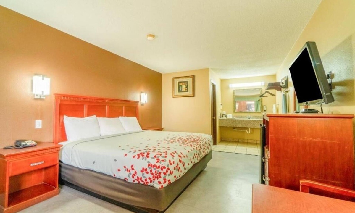 Denver City Hotel | Affordable Room w/Bathtub + Great Location for Leisure