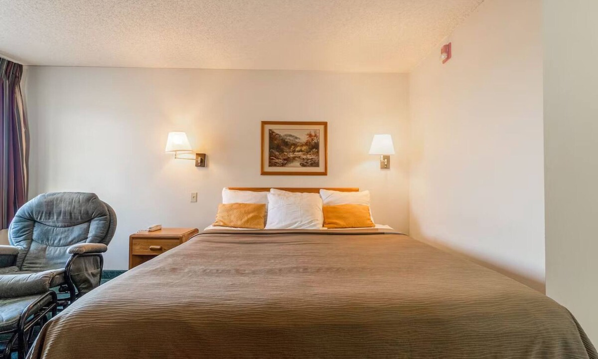 Texhoma Hotel | Affordable Room w/King Bed Near Dining Texhoma Dining Spots