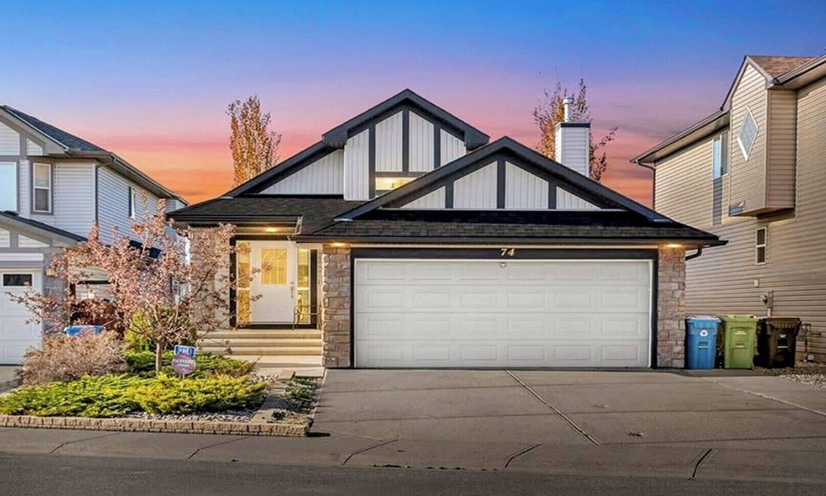 Cranston Villa | Affordable spacious main-floor waterfront villa