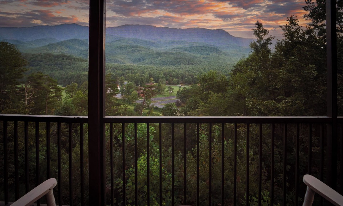 Pittman Center Condo | Affordable stay with gorgeous views!