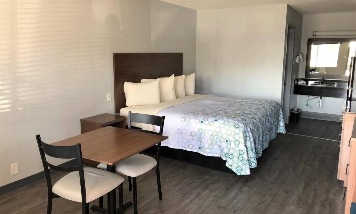 Arena District Hotel | Affordable Studio w/Kitchenette Near The Alamo – Ideal for Explorers w/Parking