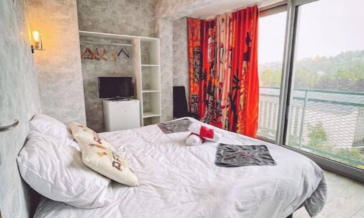 Epinal Bed & Breakfast | Africa station, panoramic view of Epinal, castle.
