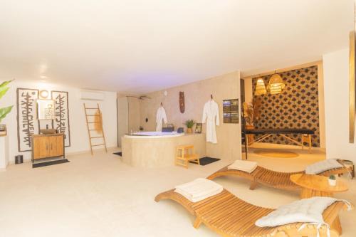 Saint-Jean-de-la-Ruelle Apartment | Afro Ethnic - Suite & Spa, Nouveau, Atypique