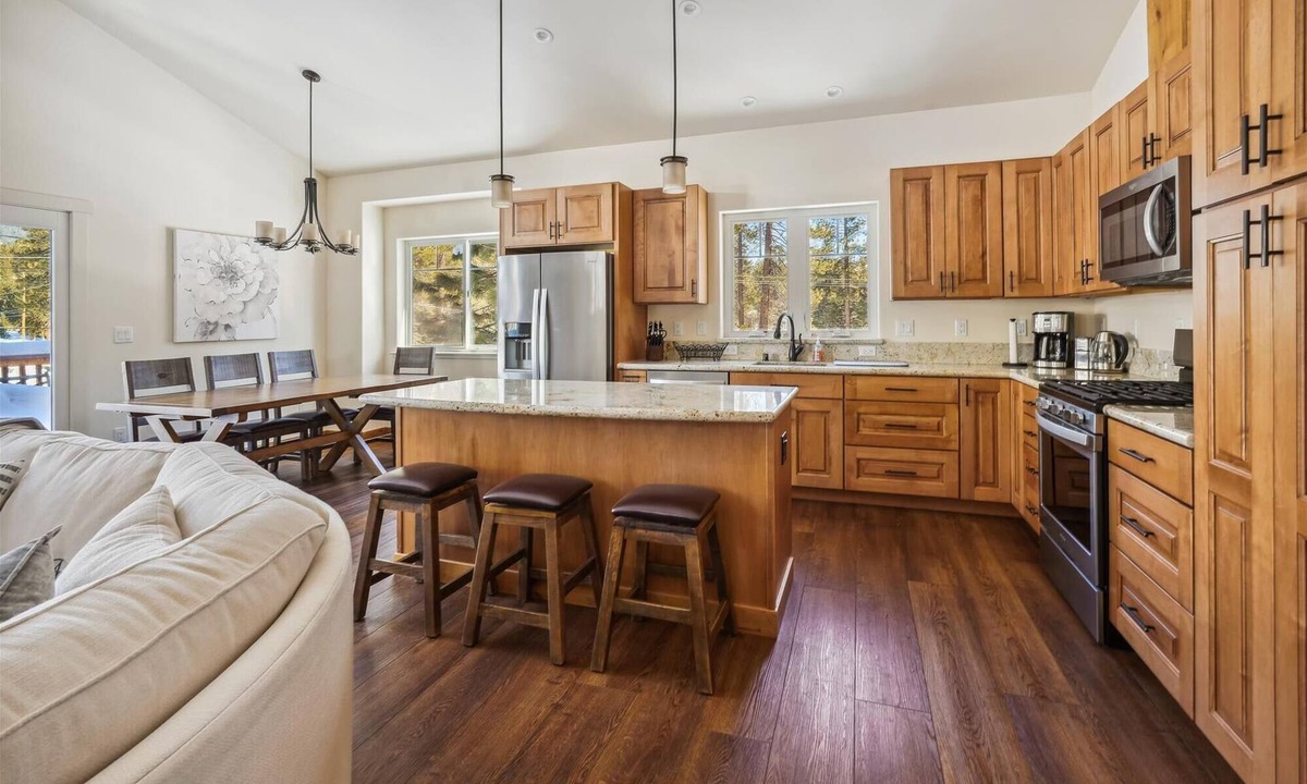 Tahoe Vista House | Agate Bay Gem by Tahoe Getaways - Luxury 3BR - Easy walk to Beach!