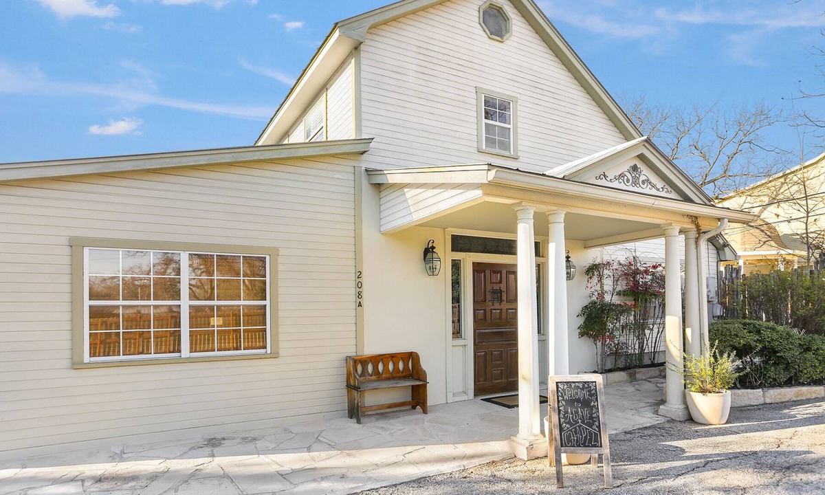 Fredericksburg House | Agave Chapel | 2/2 Cottage | Walk to Main