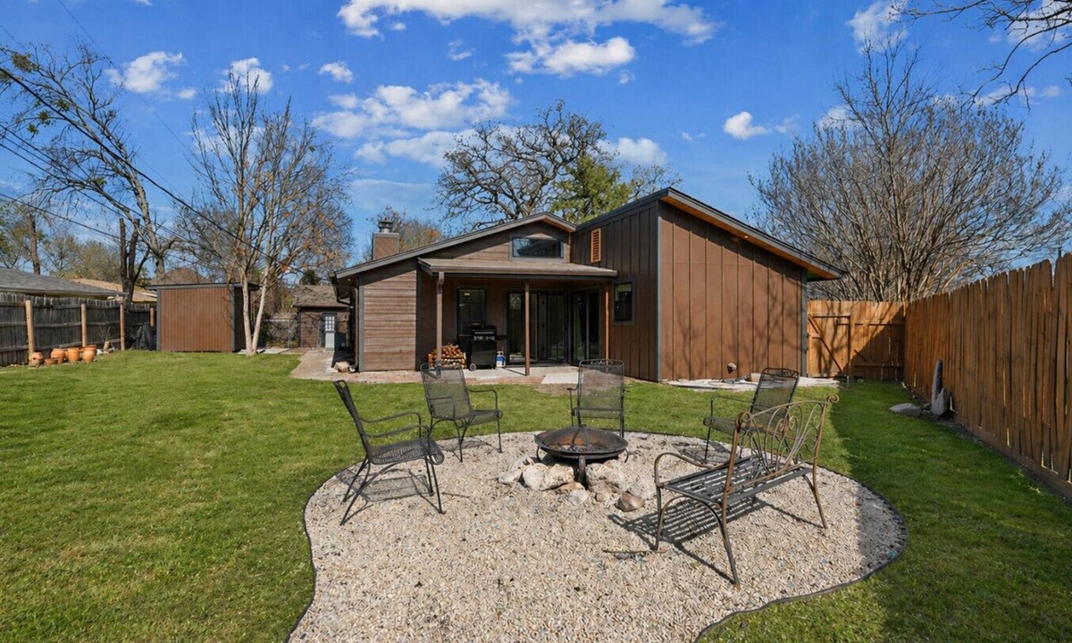 Holleman - Dobrovolny House | Aggie Fan Cave - Minutes to Kyle Field+BigBackyard