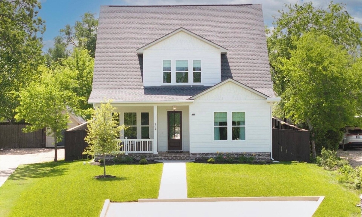 College Park House | Aggie Park, new, custom 4 Bed 4.5 Ba, 8 min park lined walk to Kyle Field